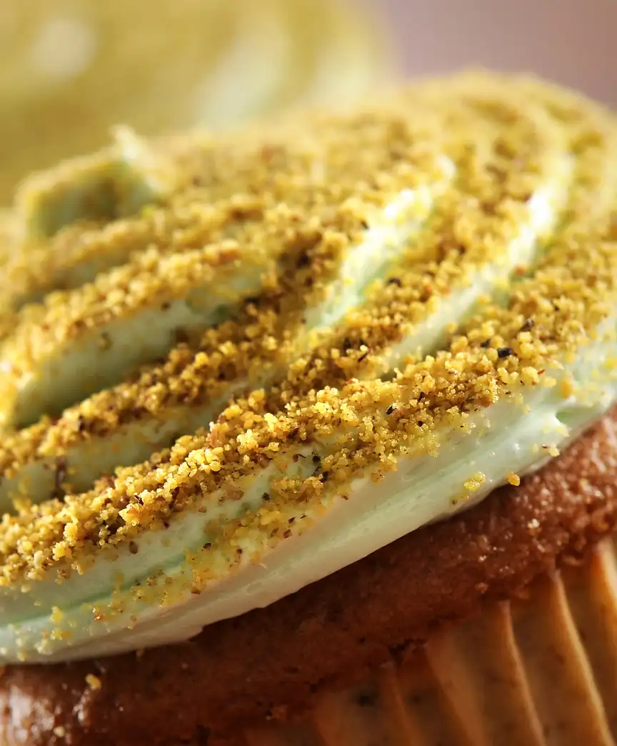 Pistachio-crusted cupcake with piped frosting — dessert photography Dubai