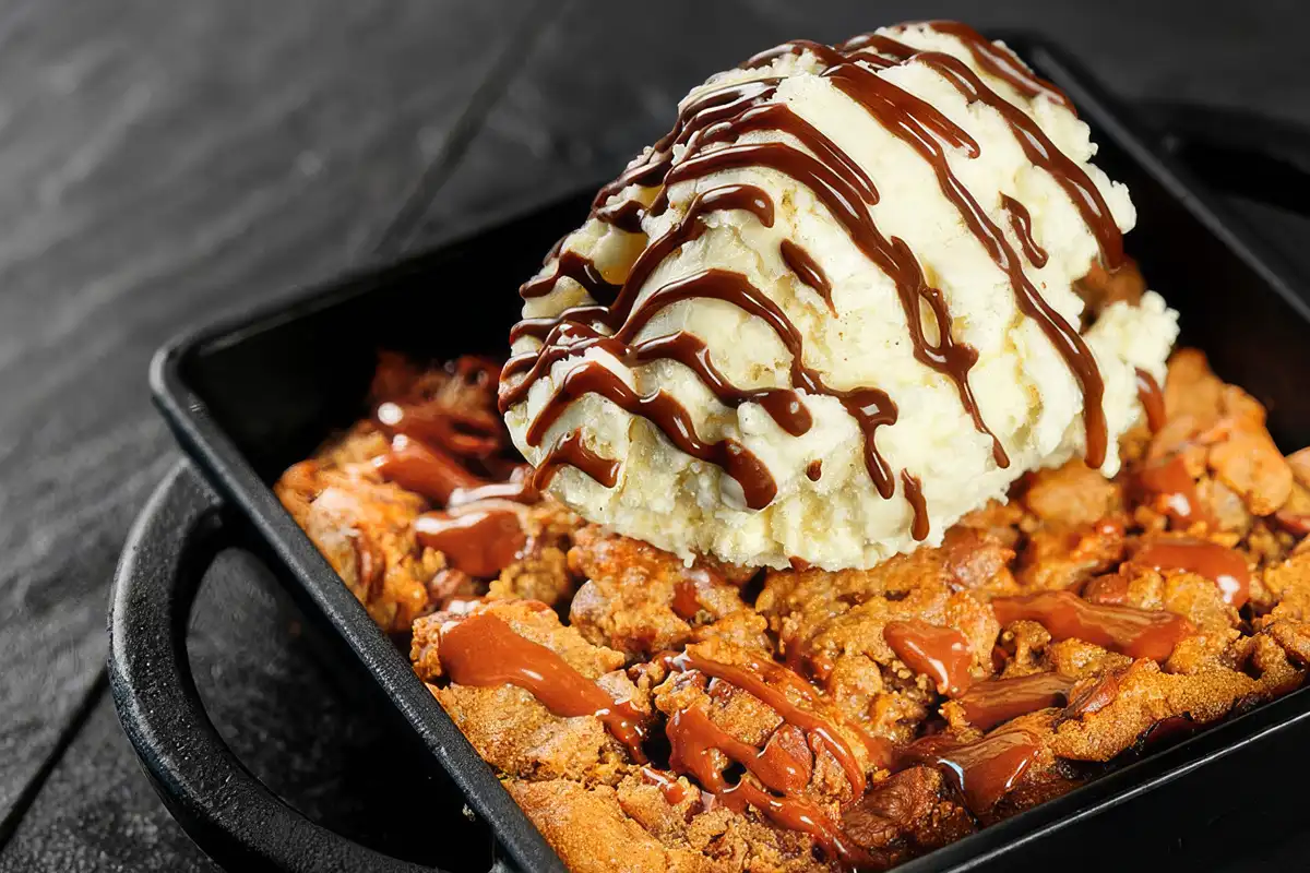 Warm dessert with vanilla ice cream and chocolate drizzle — dubai food photographer