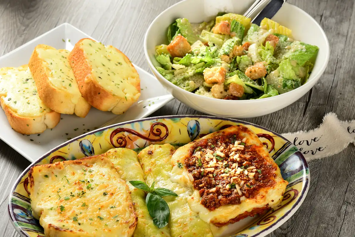 Lasagna with garlic bread and Caesar salad — food photographer in Dubai